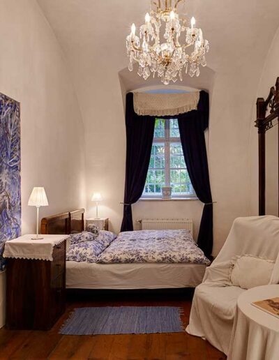 Schloss-Hollenburg_Blaues-Apartment-Doppelbett-Schlafzimmer_Foto-Marc-Lins_web