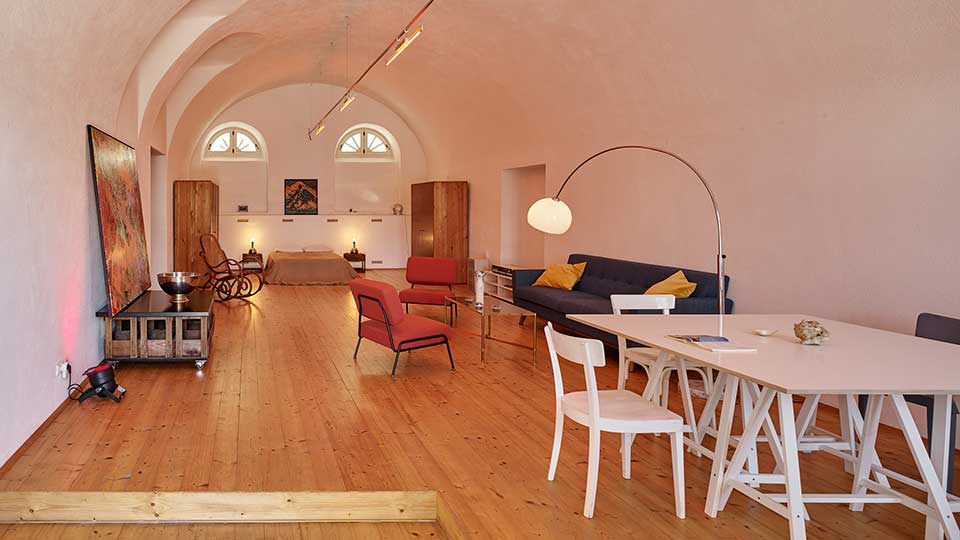 Schloss-Hollenburg_Loft-Apartment-Wohnzimmer-Bett_Foto-Marc-Lins_web